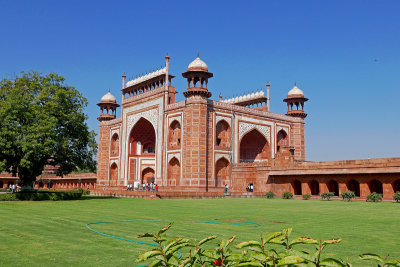 01_Entering the Taj Mahal Complex.jpg