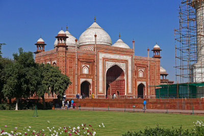 11_The Mosque beside Taj Mahal.jpg