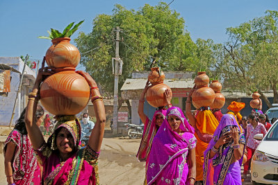 10_This is how they carry the water pots.jpg