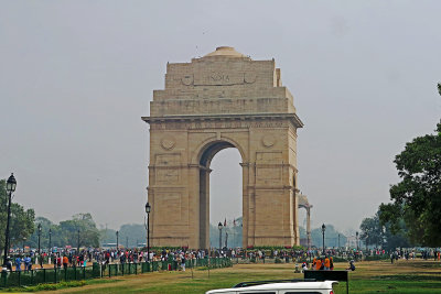 15_India Gate at a closer look from the bus.jpg