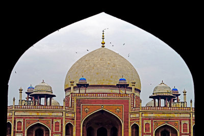 27_The dome is surrounded by small pavilions and minarets.jpg