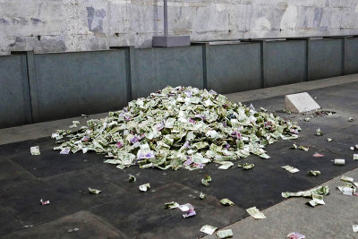 11_Money_left_by_the_visitors_to_pray_for_blessings.jpg
