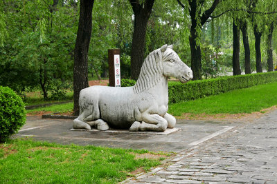 23_Stone_animals_along_the_way.jpg