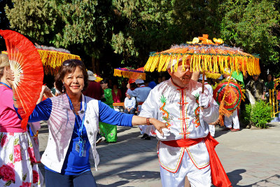 02_Tourists_dancing_with_the_locals.jpg