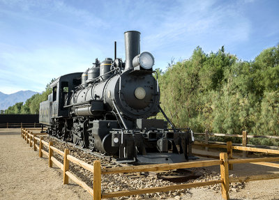 DV black steam engine maybe Old Dinah