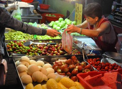 Local fruits in demand at Shilin