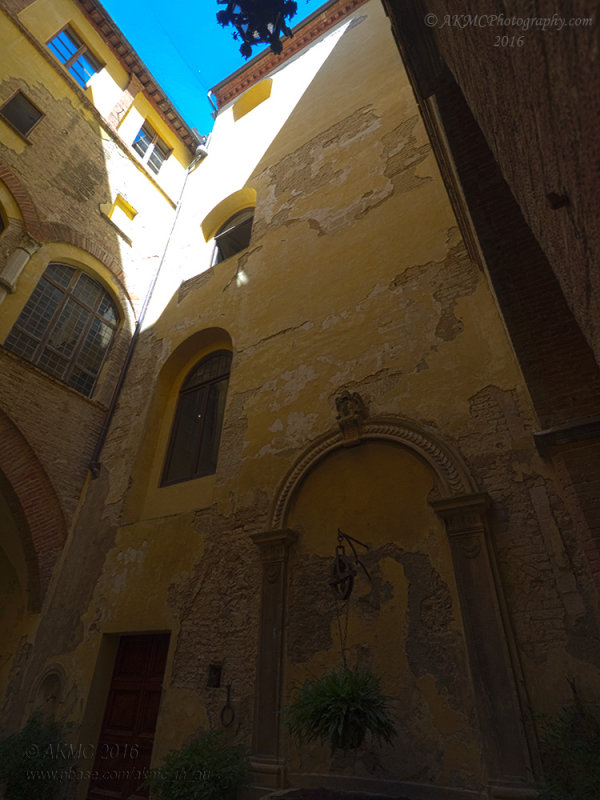 20160823_015501_HDR Nel Cortile I (In The Courtyard)