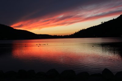 Un ciel flamboyant embrase le lac au coucher du soleil