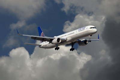 Chicago IL UAL B-757-300 N73860 Approach.jpg