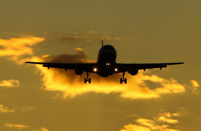 Chicago IL UAL Airbus On Approach 9-29-17 620 PM 1.JPG