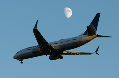 ChicagoIL UAL 737 N77537 And Moon 9-30-17.JPG
