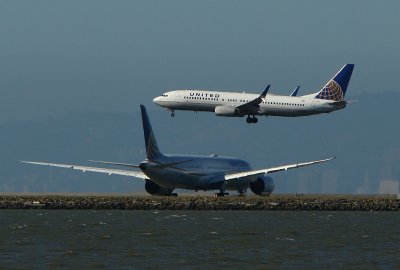San_Francisco_CA_UAL_787_Holds_For_UAL_737_Arrival_71518_530_PM_1.JPG