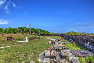 Fort Barrancas, Upper Works, 32 Pounder On Pivot In Distance