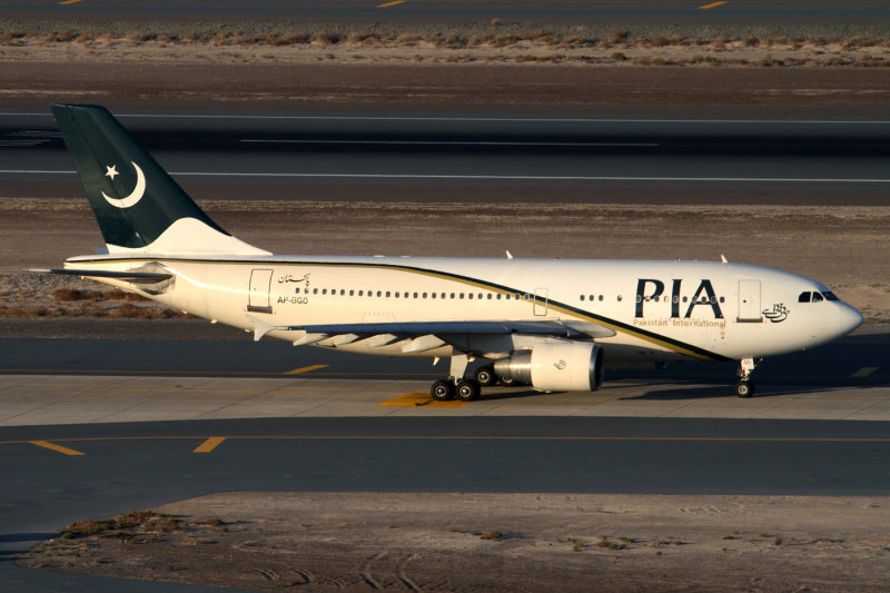 PIA PAKISTAN AIRBUS A310 300 DXB RF IMG_1745.jpg