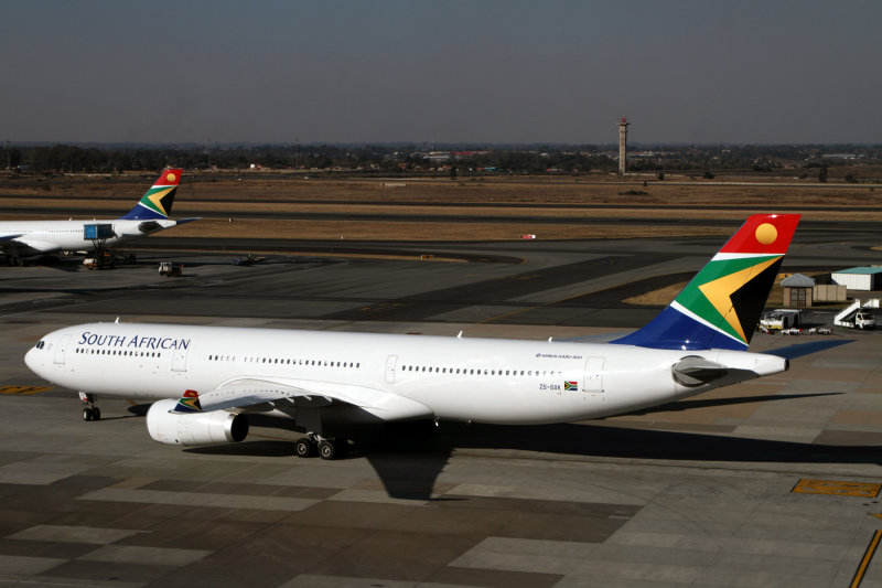 SOUTH AFRICAN AIRBUS A330 300 JNB RF IMG_2982.jpg