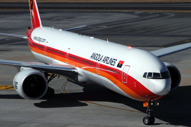 TAAG ANGOLA AIRLINES BOEING 777 300ER JNB RF IMG_2965.jpg