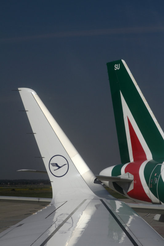 LUFTHANSA ALITALIA AIRCRAFT TLS RF IMG_3111.jpg