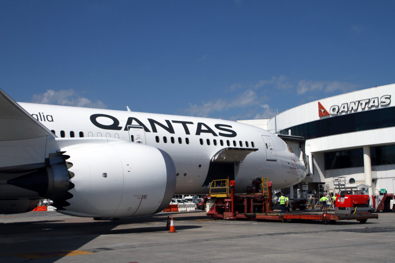 QANTAS BOEING 787 9 PER RF IMG_3224.jpg