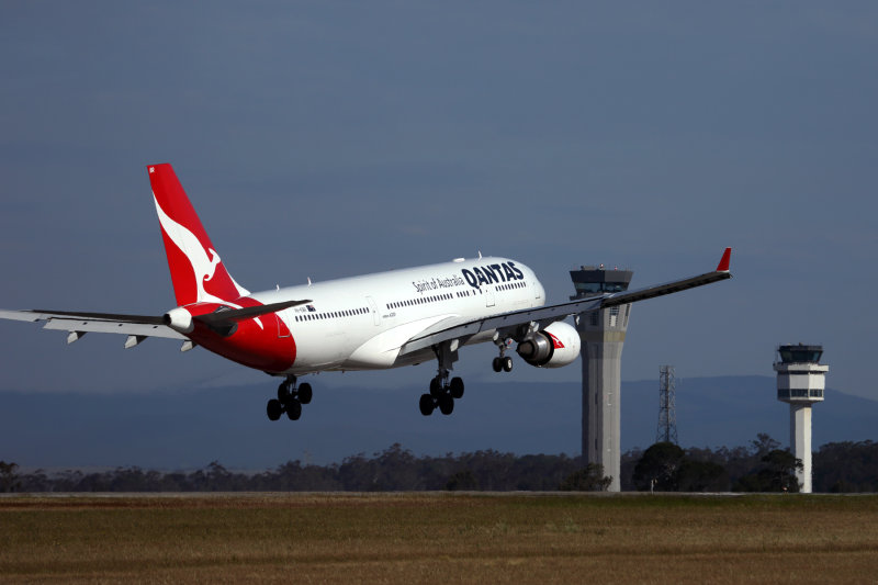 QANTS AIRBUS A330 200 MEL RF 5K5A3560.jpg