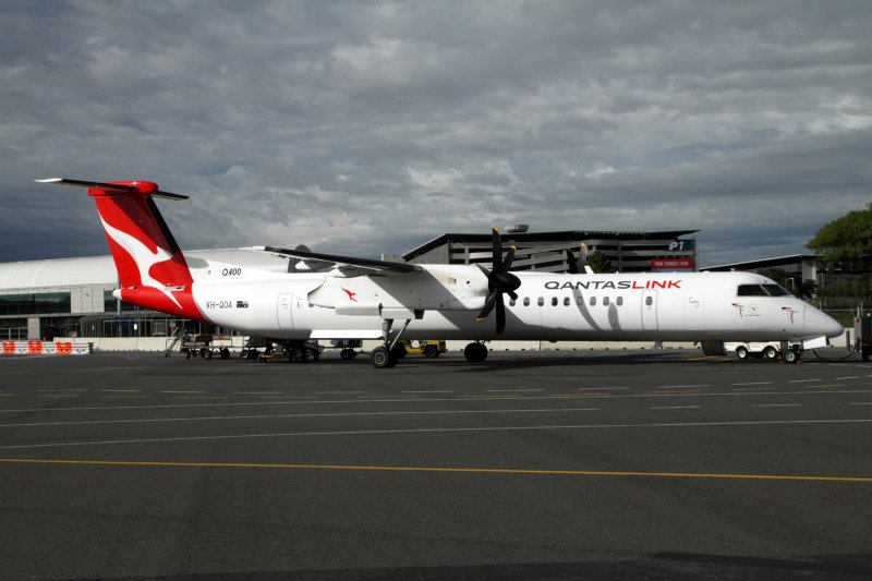 QANTAS LINK DASH 8 400 BNE RF IMG_3274.jpg