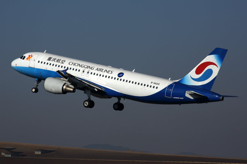 CHONGQING AIRLINES AIRBUS A320 KMG RF 5K5A7382.jpg