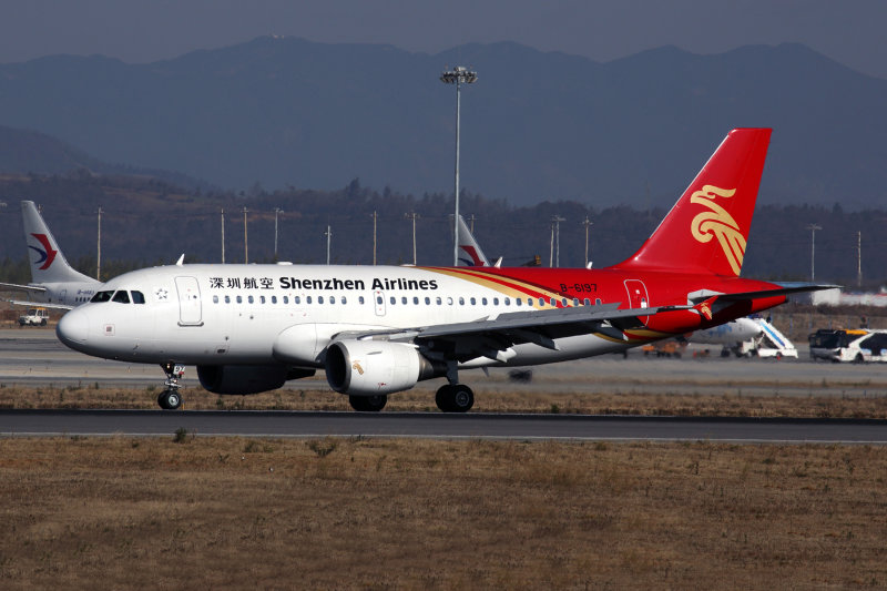 SHENZHEN AIRLINES AIRBUS A319 KMG RF 5K5A7440.jpg