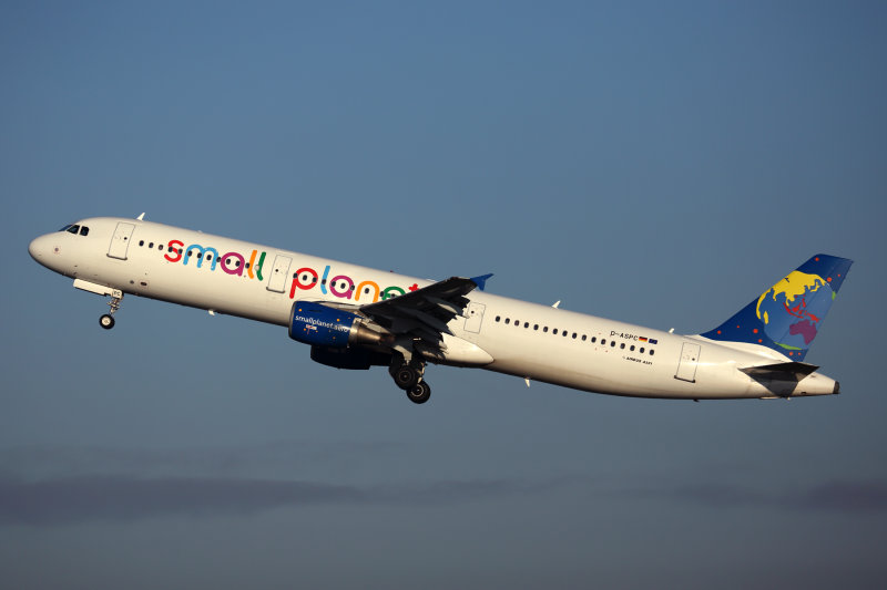 SMALL_PLANET_AIRBUS_A321_DUS_RF_5K5A4897.jpg