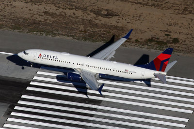DELTA BOEING 737 800 LAX RF 5K5A5075.jpg