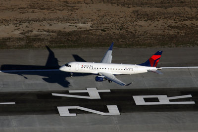 DELTA CONNECTION EMBRAER 175 LAX RF 5K5A4803.jpg