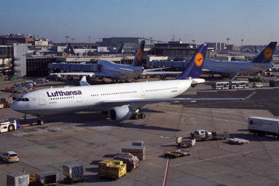 LUFTHANSA AIRBUS A330 200 FRA RF 1762 7.jpg