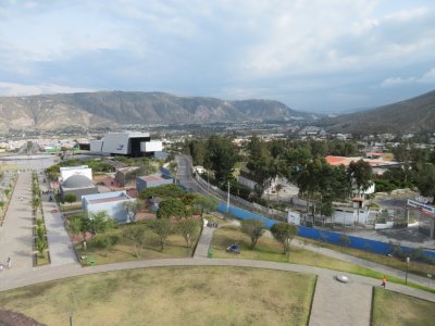 To the southeast, on the grounds of the monument, can be seen the modern headquarters of Unasur, the organization of South American states.