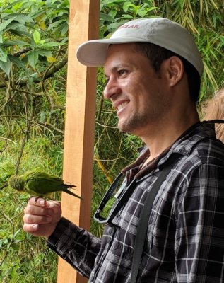 Erick with the pet parrot
at Mirador la Cascada