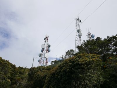 From La Georgina, we proceeded to the top of Cerro de la Muerte, the highest peak in the region, where many microwave towers are located. It is said that you can see both the Pacific and Caribbean Oceans from this location on a clear day.