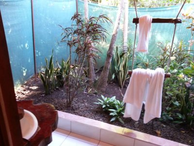 That's our sink on the left and our hanging towel bar on the right, in front of our open-air bathroom garden; it had green netting with a thick hedge on the outside.