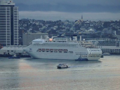 PACIFIC JEWEL berthing 2