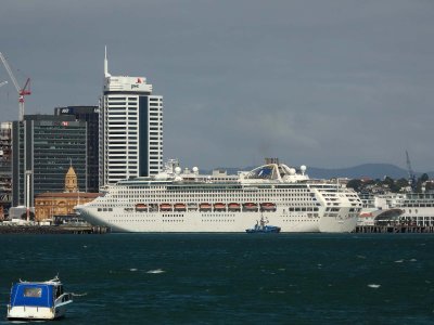 SUN PRINCESS berthing