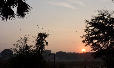 Mongolfires au lever du soleil  Bagan
