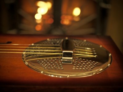 Cigar box guitar