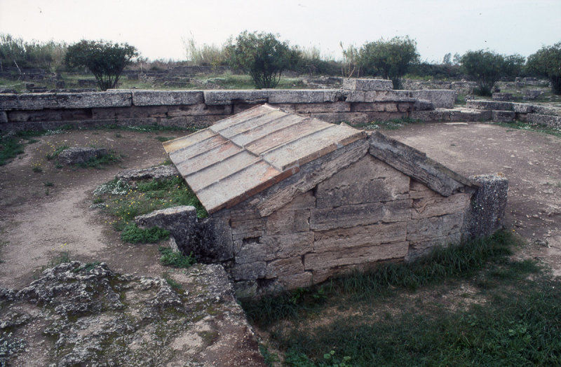 Paestum roof of the heroon chamber 058.jpg