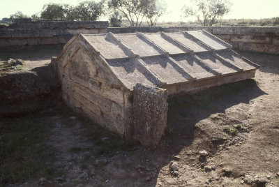 Paestum roof of the heroon chamber 093.jpg