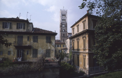 Lucca Duomo tower seen from walls 87 042.jpg