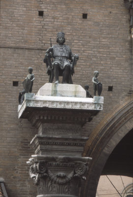 Ferrara Town hall Statua di Borso d'Este 84 109.jpg