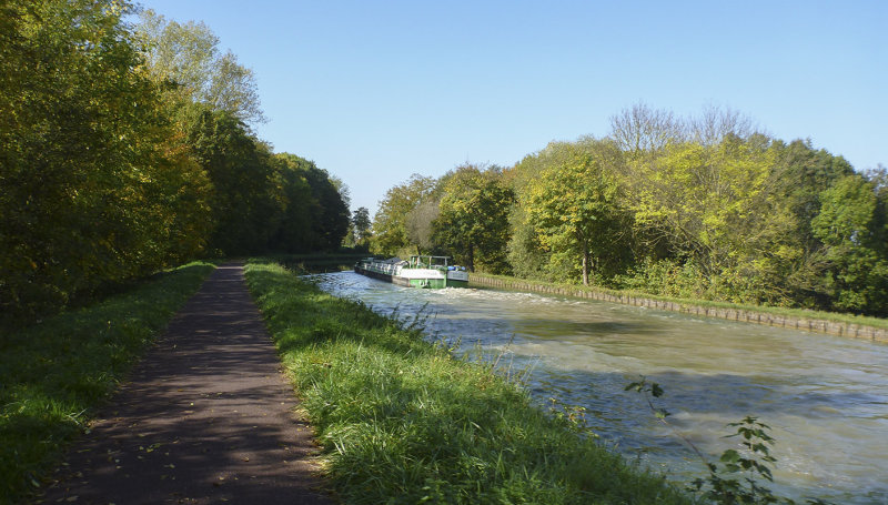 Barge Isabelle, with a bellyful of gravel