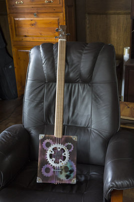 Cigar-box guitar: The Oops