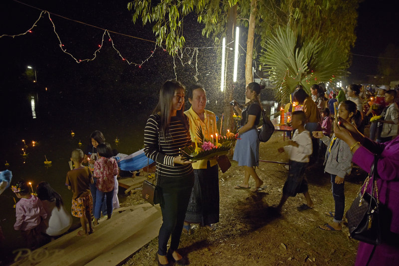Loi Krathong, let op de vele muggen bij de lampen.