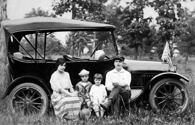 1910 - Family with touring car