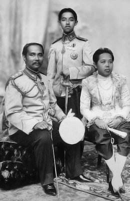 c. 1909 - King Chulalongkorn with Queen Saovabha Phongsri