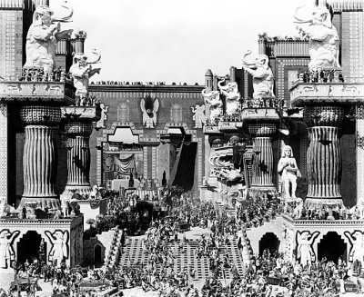 1916 - Intolerance (Belshazzars feast in the central courtyard of Babylon)
