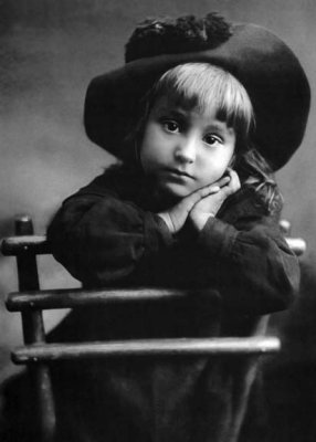 1910 - Girl in a hat