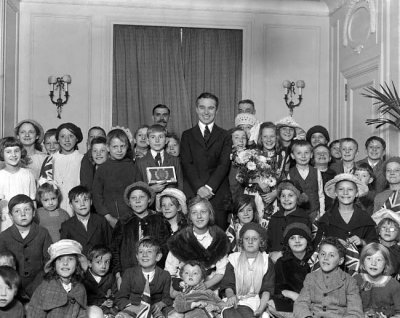 1921 - Charlie Chaplin with children from the slums